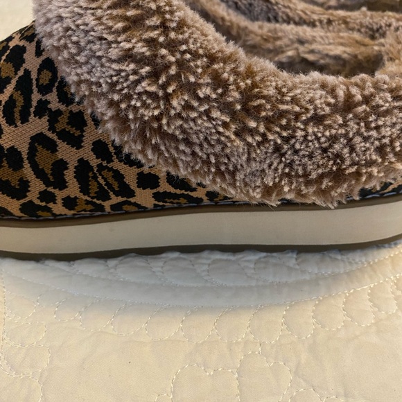 Leopard Print Slippers with Faux Fur Lining. Stylish, Warm and Comfortable. - Picture 7 of 10